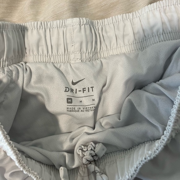 Nike women’s shorts white - Picture 4 of 4